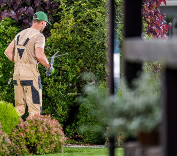 Glitz 4UT facilities management operative carrying out maintenance on site